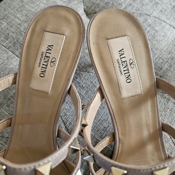 VALENTINO GARAVANI Rockstud Patent Leather Mules 50MM, size 38.5, color Poudre - Picture 7 of 12